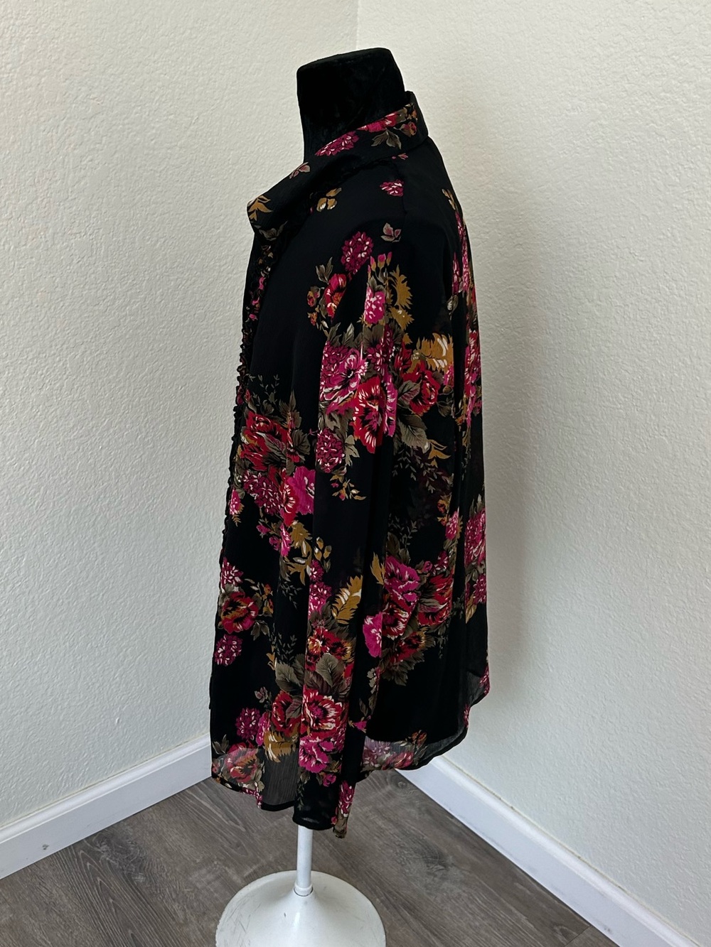 Koret Woman Plus Size 20W Black Floral Ruffle Button Front Blouse Top - Picture 2 of 10